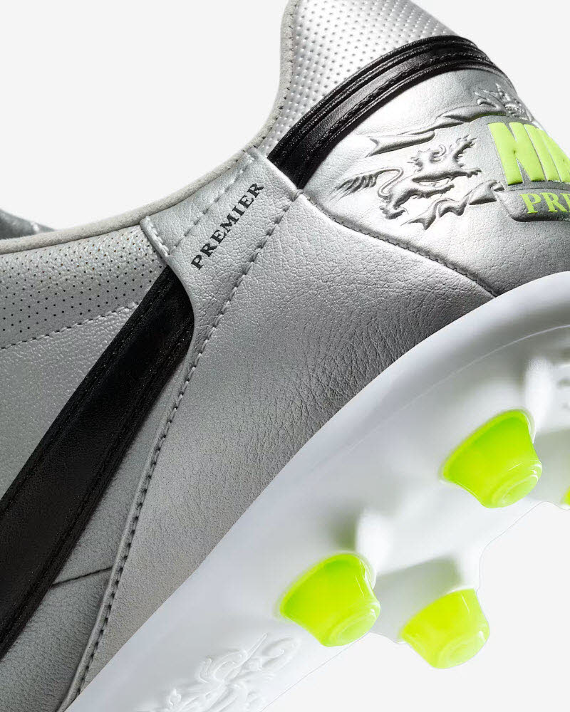 THE NIKE PREMIER III FG