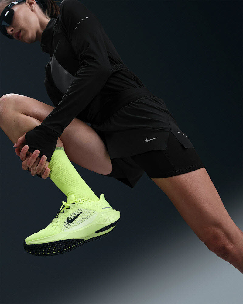 W NK SWIFT DF MR 2IN1 SHRT